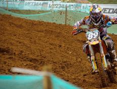 开云官方app入口-东亚劲旅剑指王座，冷面战神主宰黄昏，体育世界里王权的两种斩落方式