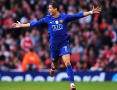 开云体育官方网站-看到这两个关键词，我立刻意识到一个有趣的现象，它们分属不同时空的篮球世界，却共同诉说着竞技体育最迷人的主题—逆转与超越。让我为你编织一篇将这两条线索融为一体的文章