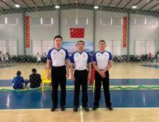 开云体育登录-热血篮球职业比赛冠军庆祝胜利，团结合作