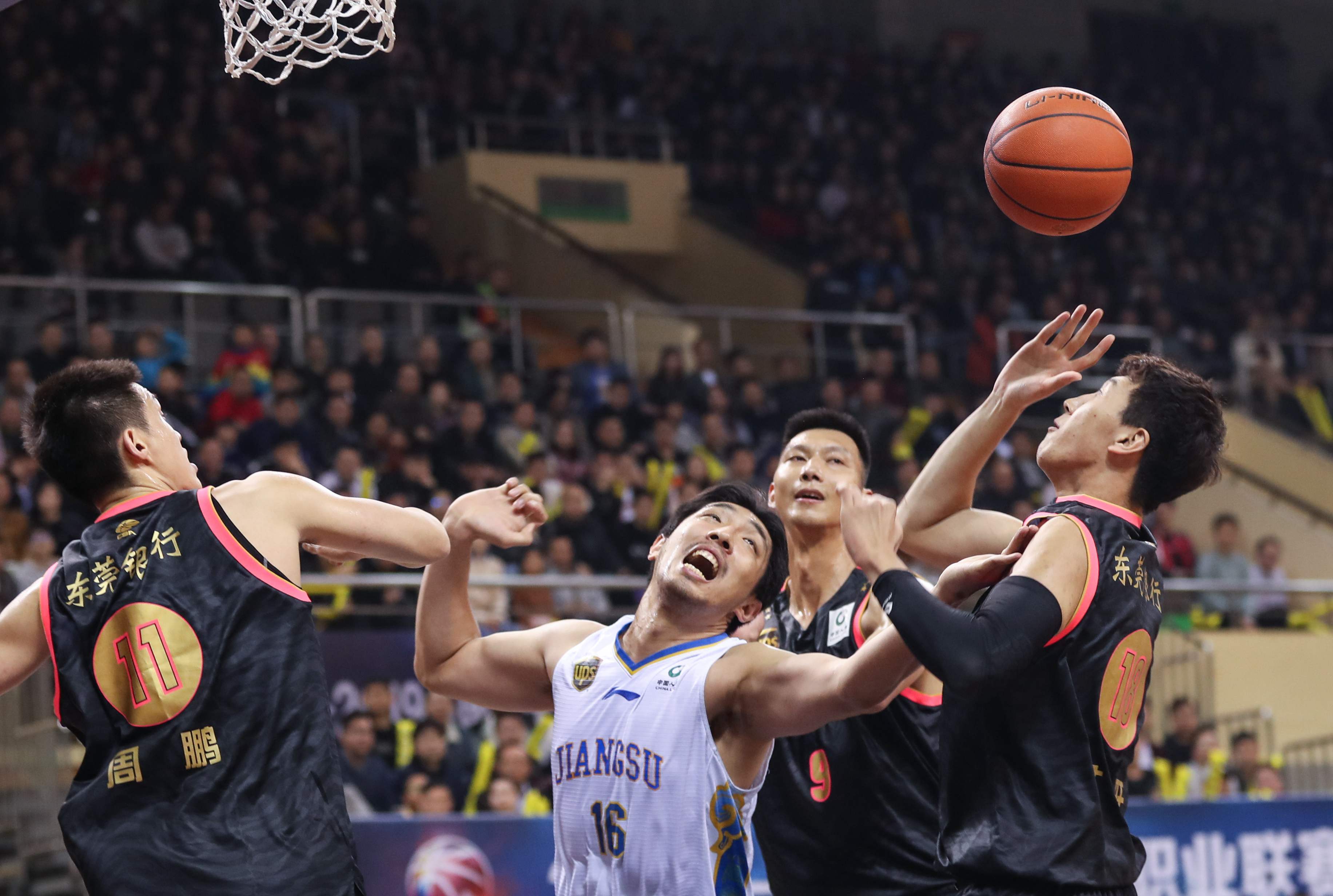 开云体育官方网站-DRX碾压HKA，Uzi拿下关键大龙激烈交锋淘汰赛，锁定晋级资格