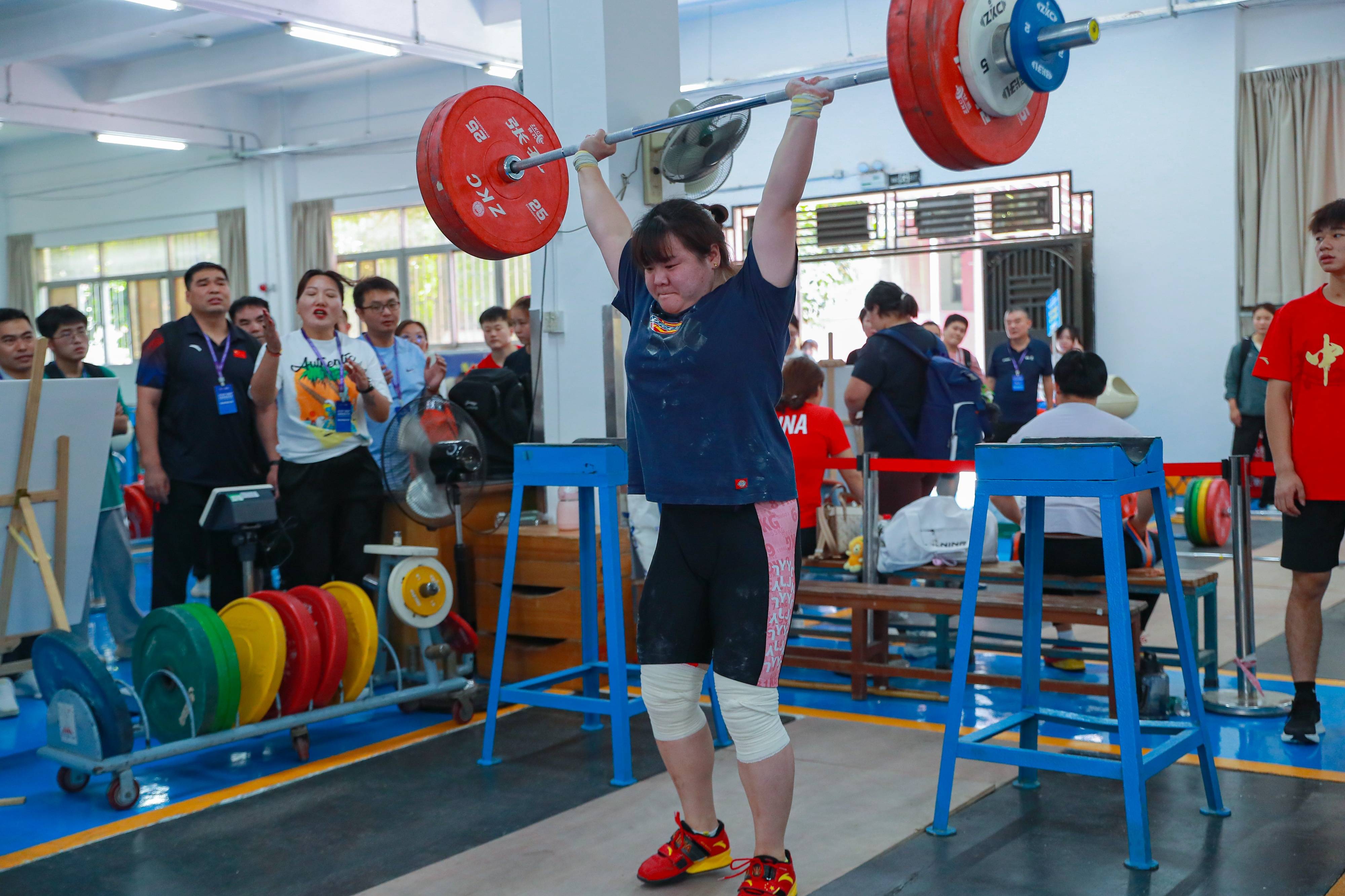 开云体育下载-举重双项赛中出现逆袭，选手突围夺冠